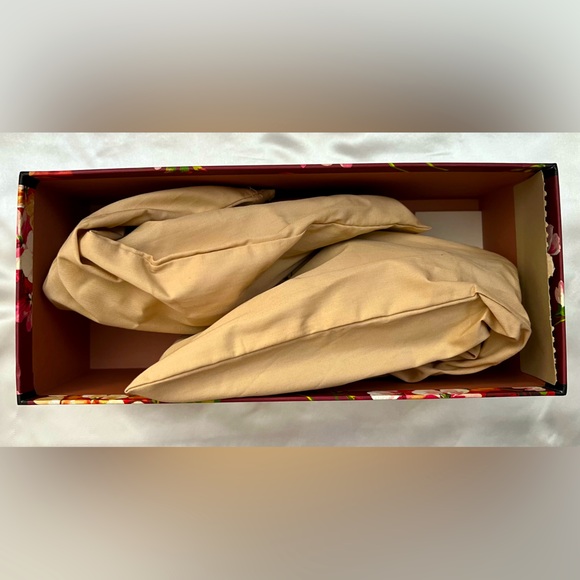 EUC Gucci Slides - Pursuit Slide Sandal (Women) - Picture 14 of 14